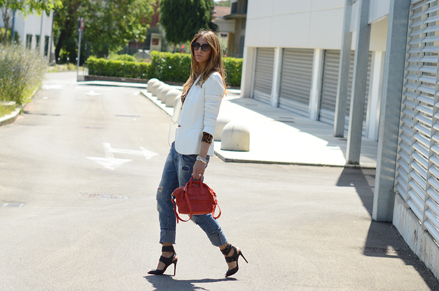 How to wear white blazer 